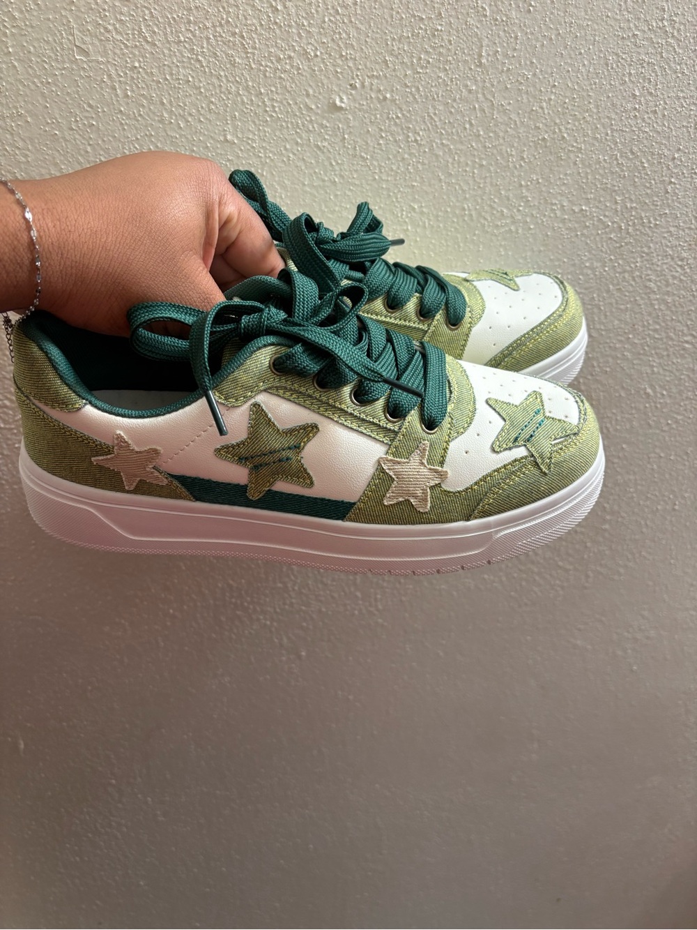 Green scent star sneakers